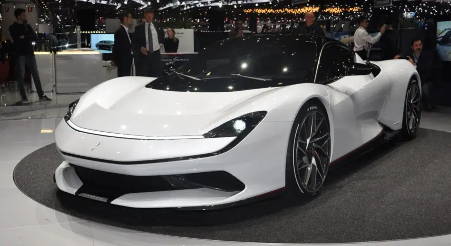 Biały Pininfarina Battista prezentowany na wystawie, z czarnym dachem i detalami.