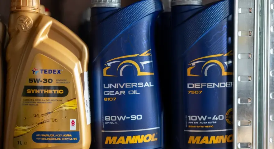Butelka oleju silnikowego Tedex 5W-30. Zastanawiasz się, co ile wymieniać olej 5w30? Sprawdź instrukcję pojazdu.