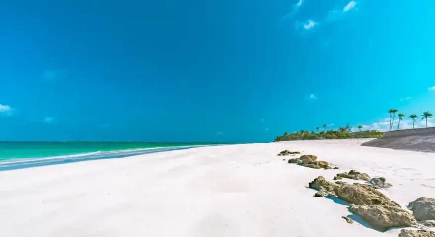 Piękna plaża w Kenii, idealna na wakacje. Kiedy jechać? Najlepiej w porze suchej, od czerwca do października.