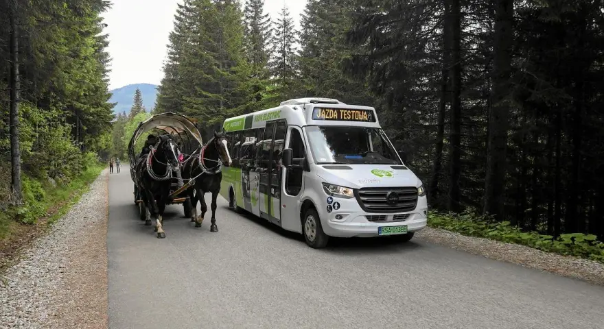 Konny zaprzęg i elektryczny bus na drodze do Morskiego Oka. Bilety na przejazd można kupić w kasie.