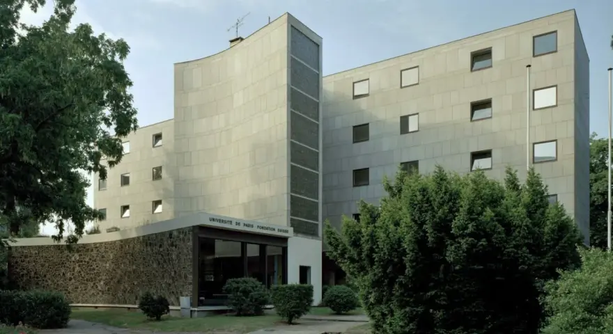 La Fondation Suisse, une œuvre de Le Corbusier à Paris, avec sa façade incurvée et ses fenêtres carrées, se dresse fièrement.
