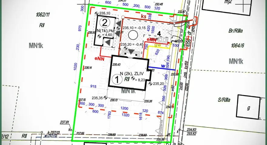 Plan sytuacyjny z zaznaczonymi budynkami, sieciami i granicami działek. Podkład geodezyjny zawiera dane o wysokościach terenu i oznaczenia terenów.