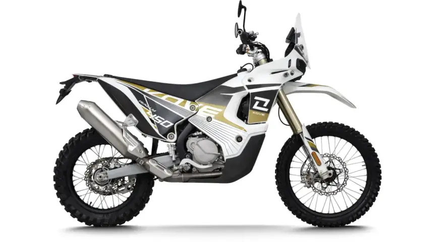 Biało-złoty motocykl Kove 450 Rally z owiewką i oponami terenowymi.