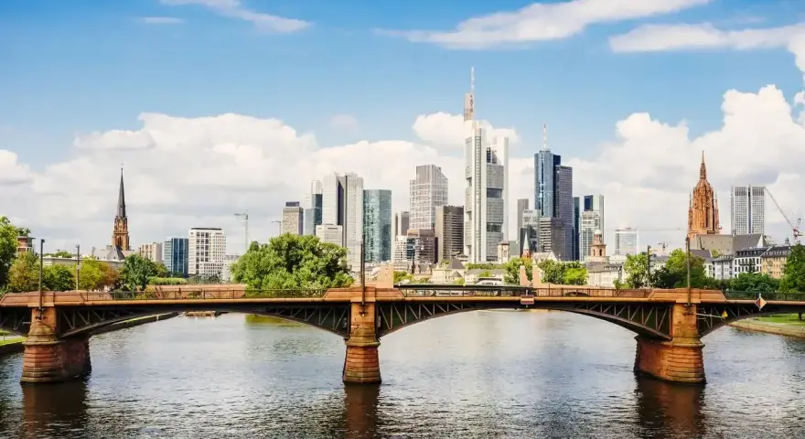 Most nowoczesny Frankfurt nad Odrą rynek z widokiem na rzekę i drapacze chmur.