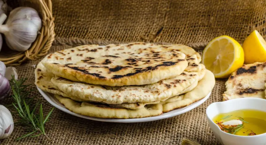 Fladenbrot, frisch gebacken ohne Backofen, mit Knoblauch, Rosmarin und Zitrone. Perfekt für ein schnelles, leckeres Gericht.