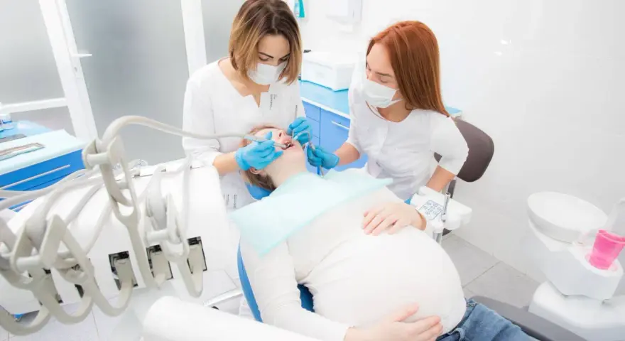 Kiedy do dentysty po porodzie? Kluczowe informacje dla mam
