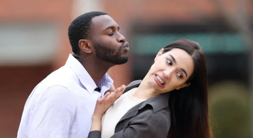 Un homme tente un baiser, mais la femme le repousse avec dégoût. Une scène qui illustre parfaitement comment sortir de la friendzone.