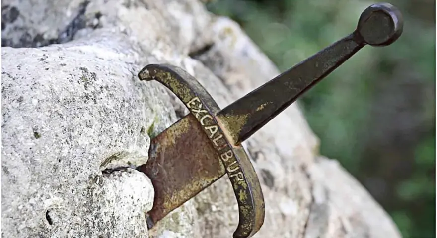 Miecz Excalibur, symbol legendy o królu Arturze, tkwi w kamieniu.