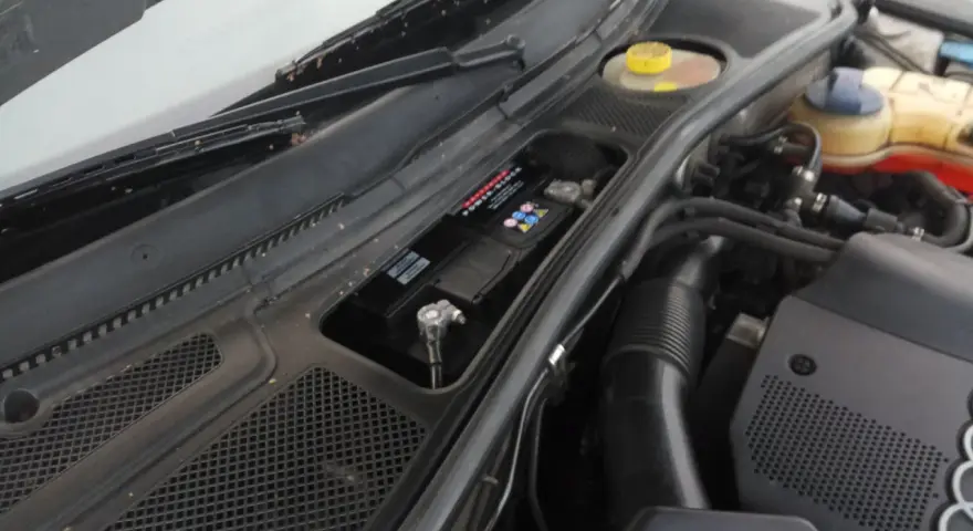 Audi A5 akumulator gdzie jest? Znajduje się pod podszybiem, po prawej stronie, w specjalnej wnęce.