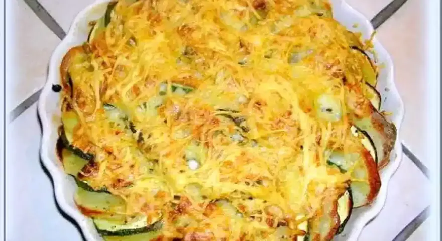 Gratin de courgettes et pommes de terre, doré et gratiné au fromage, prêt à être dégusté.