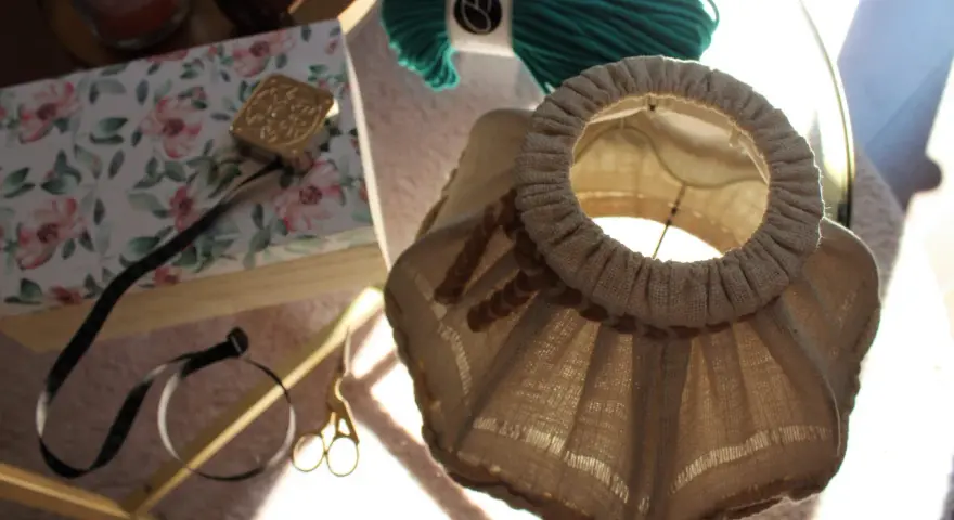 Renowacja abażuru DIY: Proste triki na metamorfozę lampy