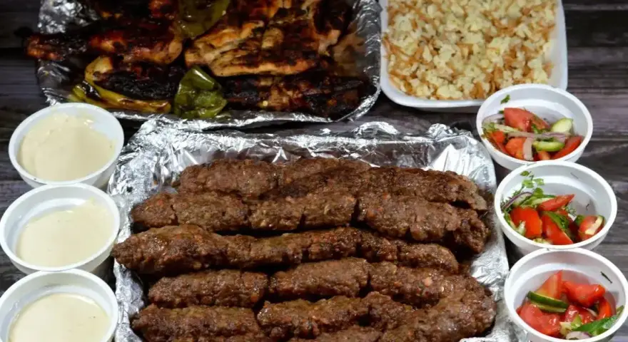 Pyszna shoarma z grillowanym kurczakiem, kebabem, ryżem i sałatkami. Idealny zestaw na wspólny posiłek.