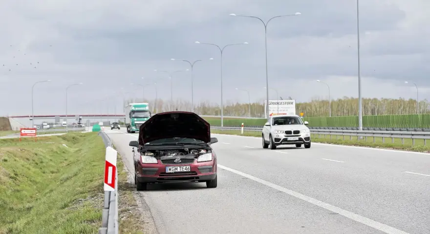Holowanie na autostradzie: Czy można? Zakazy, wyjątki i mandat!