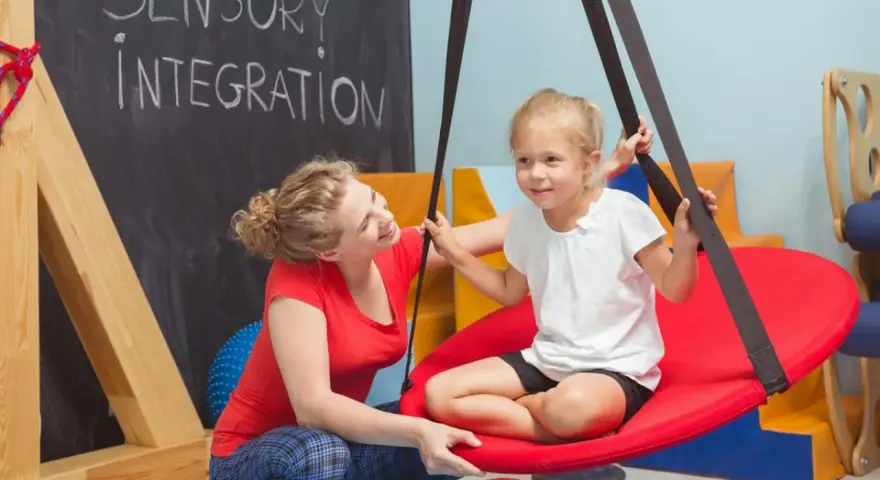 Jak terapeuta integracji sensorycznej wspiera dzieci z trudnościami sensorycznymi