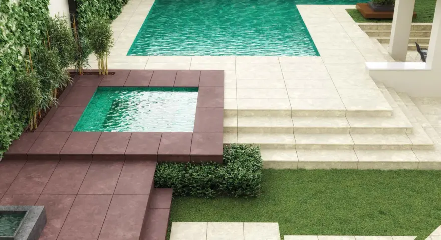 Elegante suelo de terraza exterior con piscinas, césped y escaleras.