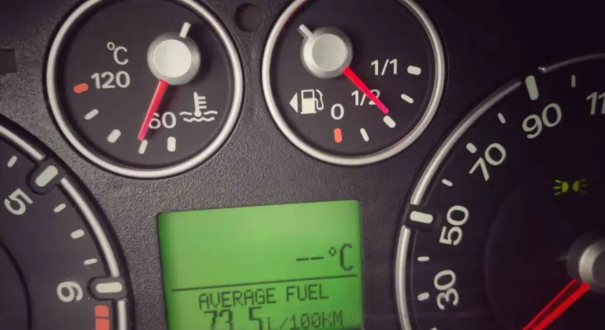 Wskaźniki pokazują temperaturę silnika, poziom paliwa i średnie spalanie 73.5L/100km.