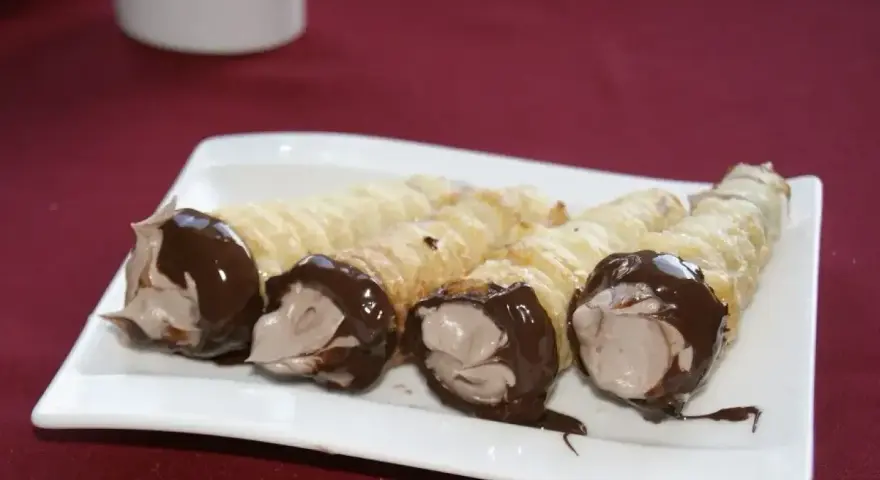 Cztery rurki z kremem, oblane czekoladą, kuszą smakiem. Czy zastanawiasz się nad ich rurka z kremem kcal?
