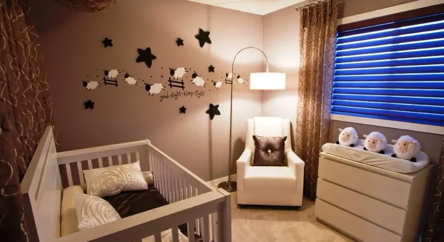 Idee pareti cameretta neonato maschio: simpatico adesivo con pecorelle che saltano la staccionata e stelle, per un ambiente sereno.
