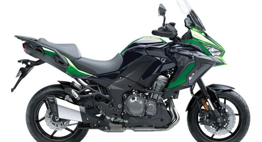 Czarny motocykl Kawasaki Versys 1000 z zielonymi akcentami, gotowy na przygodę.