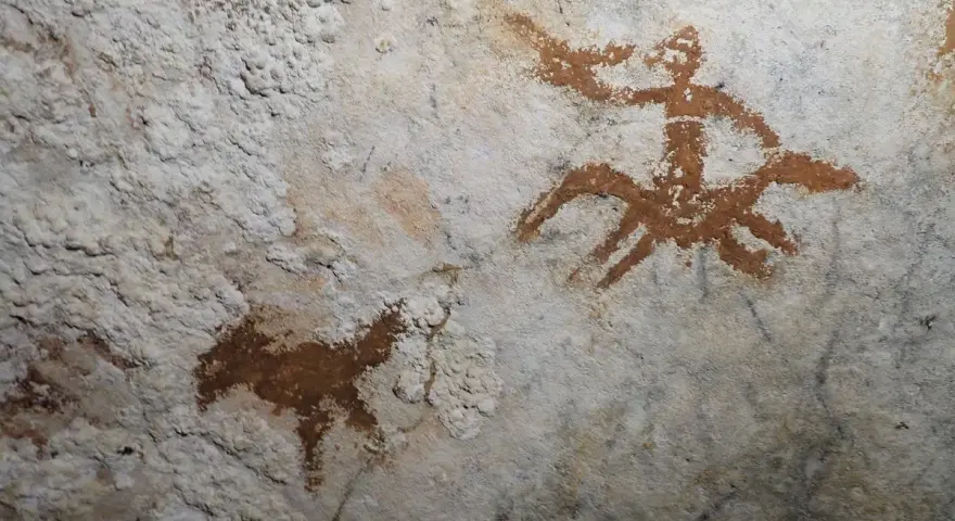 Starożytne malowidła naskalne: człowiek i zwierzę. Ciekawe ciekawostki o rysowaniu z prehistorii.