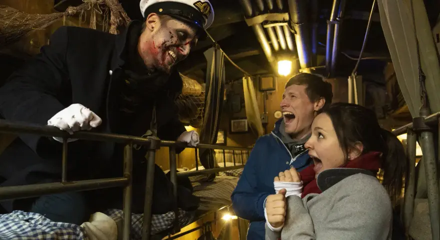 Gruselige Begegnung auf der Bavaria Filmstadt Spooky Tour. Ein Schauspieler mit blutigem Gesicht erschreckt ein Paar.