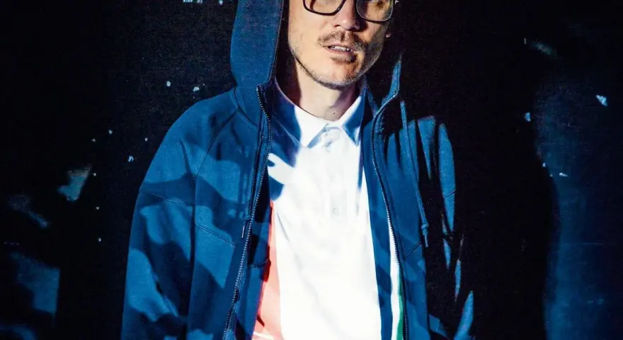 Pezet w okularach i bluzie z kapturem, zamyślony. Czy to pytanie "co jest ze mną nie tak?" w jego oczach?