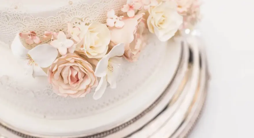 Elegancki tort weselny z różami i koronką. Sprawdź, jaka jest tort weselny cena, by zaplanować idealne przyjęcie.