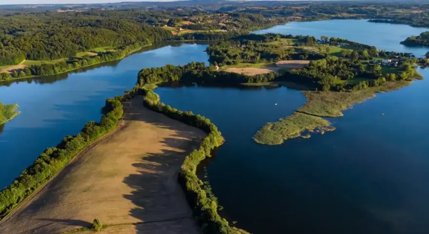Malownicze jeziora i lasy tworzą krajobraz Szwajcarii Kaszubskiej. Słoneczne pole i spokojna tafla wody zapraszają do odpoczynku.