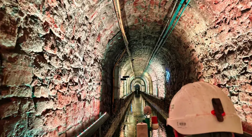 Podziemny rejs łodzią w Zabrzu to świetne atrakcje dla dzieci. Wąski, ceglany tunel oświetlony kolorowymi światłami tworzy magiczną atmosferę.