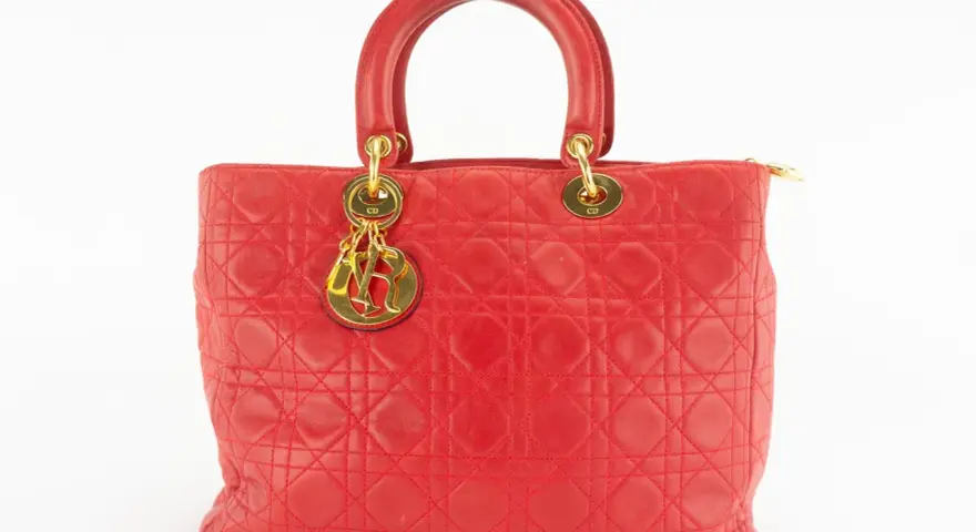 Czerwona, pikowana torebka Dior vintage z metalowymi literami "Dior" i zawieszkami "CD".