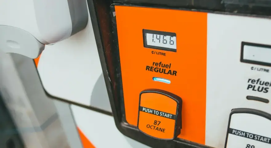 Zbliżenie na dystrybutor paliwa z wyświetlaczem ceny i przyciskiem "Push to Start".
