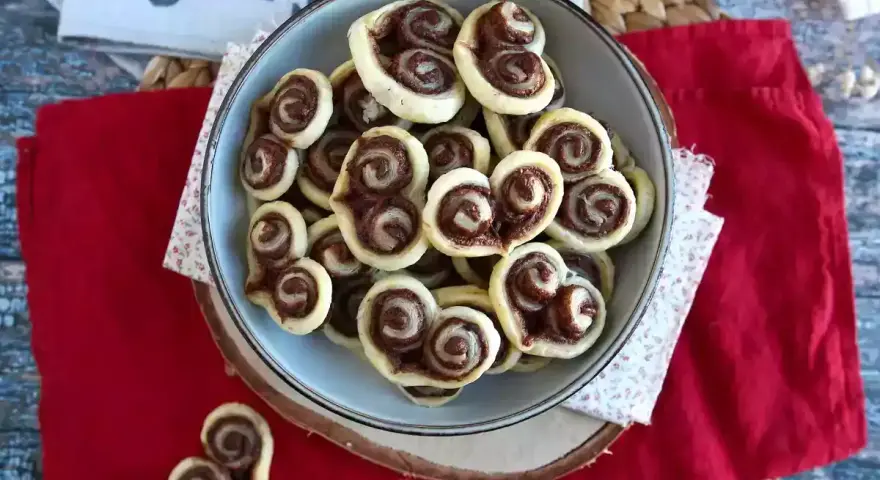 Cuoricini di pasta sfoglia rettangolare con Nutella, un dolce goloso pronto da gustare.
