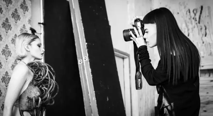 Karolina Orzechowska fotografuje modelkę w awangardowej stylizacji.