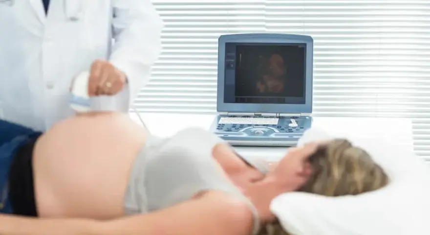 Czy badanie prenatalne jest warte wykonania? Poznaj kluczowe zalety i ryzyka