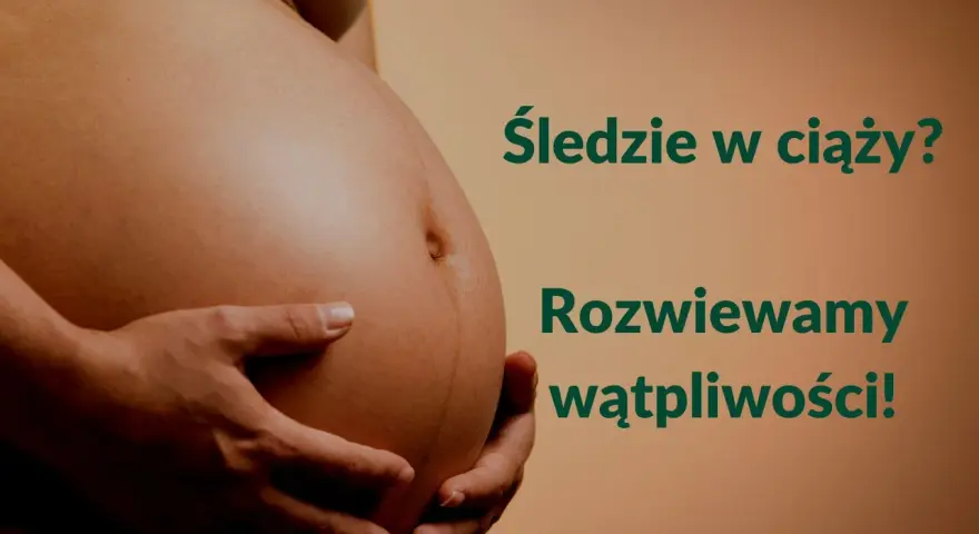 Brzuch kobiety w ciąży, dłonie podtrzymujące. Tekst: "Śledzie w ciąży? Rozwiewamy wątpliwości!".