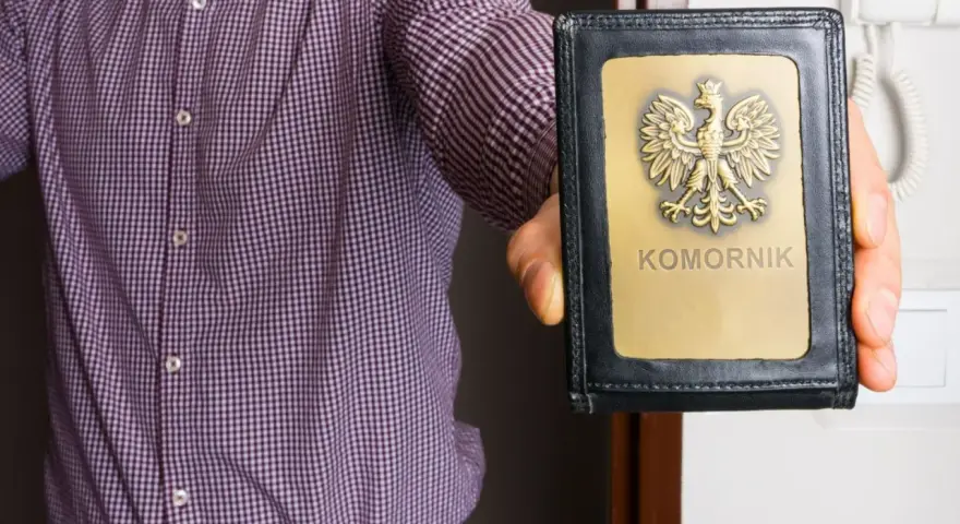 Chcesz wiedzieć, co zrobić, żeby komornik nie zabrał zwrotu podatku? Na zdjęciu widać legitymację komorniczą.