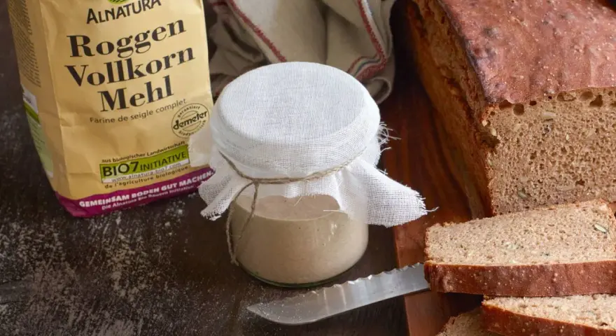 Sauerteigpulver wie verwenden? Roggenvollkornmehl von Alnatura und ein Glas Sauerteigansatz für Brot.