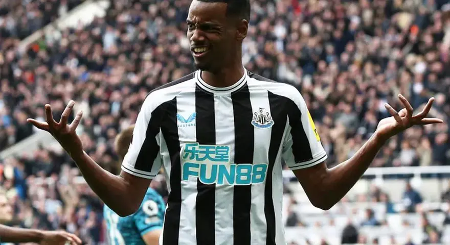 Alexander Isak celebra un gol con el Newcastle, con las manos extendidas y una sonrisa de oreja a oreja ante la afición.