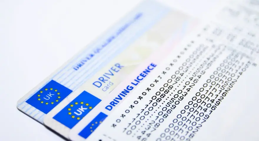 Carte di circolazione UK e un foglio con dati tachigrafo, forse per la sospensione carta di circolazione.