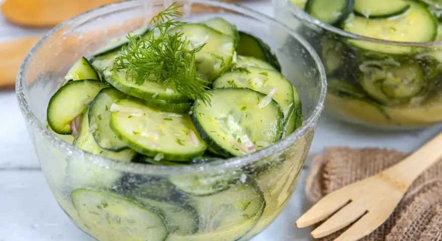 Frischer Gurkensalat mit Dill und Zwiebeln, ein einfaches Gurkensalat Rezept, serviert in einer Glasschüssel.