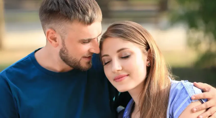 Mężczyzna obejmuje kobietę, ich twarze są blisko. To obraz prawdziwej przyjaźni, gdzie baran i baran znajdują ukojenie.