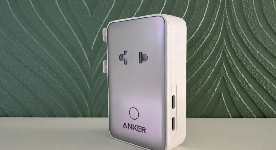 En vit Anker-adapter med USB-C-portar, perfekt för att ladda din iPhone.