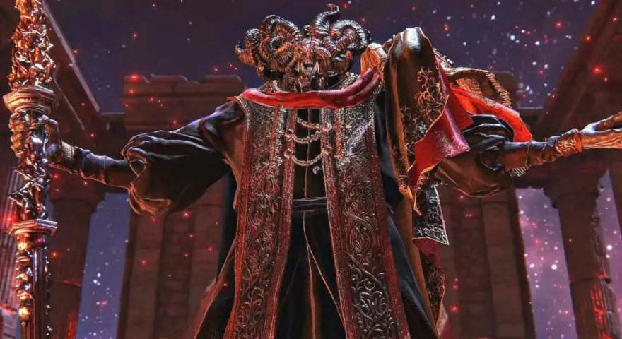 Mohg, Señor de la Sangre, con su túnica ornamentada y cuernos demoníacos, empuña un cetro dorado en Elden Ring.