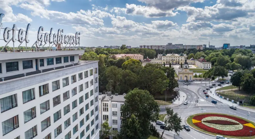 Hotel Gołębiewski w Białymstoku z widokiem na Pałac Branickich i zielone tereny.