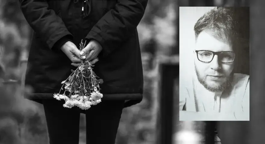 Czy w czasie żałoby można tańczyć? Dwie twarze: jedna trzyma bukiet kwiatów, druga patrzy z zadumą.
