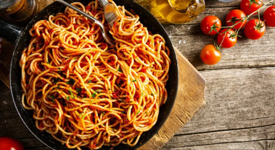 Spaghetti na patelni: Sekret idealnego smaku i zero zmywania