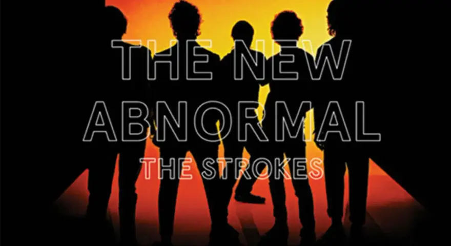 Sylwetki członków zespołu The Strokes na tle pomarańczowego światła. Tytuł albumu "The New Abnormal" i nazwa zespołu widoczne w neonowym stylu.