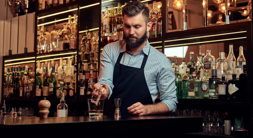 Ile zarabia barman w restauracji? Prawdziwe liczby i napiwki!
