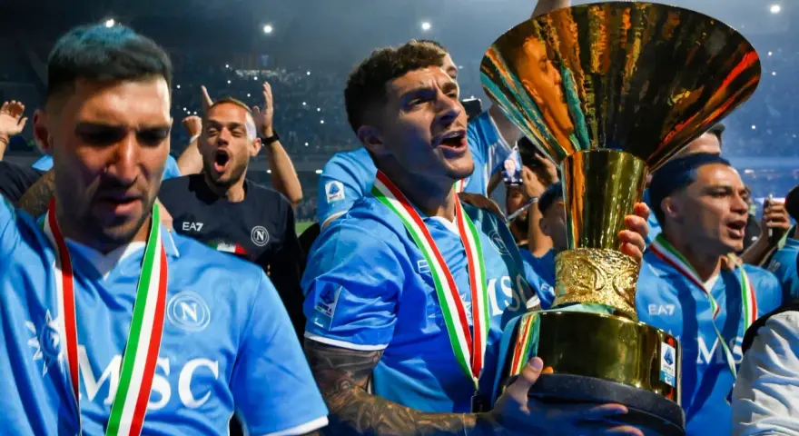 Piłkarze SSC Napoli świętują zdobycie mistrzostwa Serie A, trzymając złote trofeum. Włoska liga piłka nożna w najlepszym wydaniu!