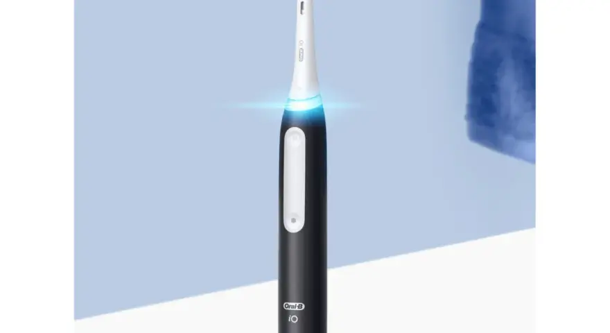 Czarna szczoteczka Oral-B iO 3 z niebieskim podświetleniem, gotowa do codziennej higieny jamy ustnej.